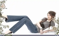 被吊起来张开腿供人玩弄